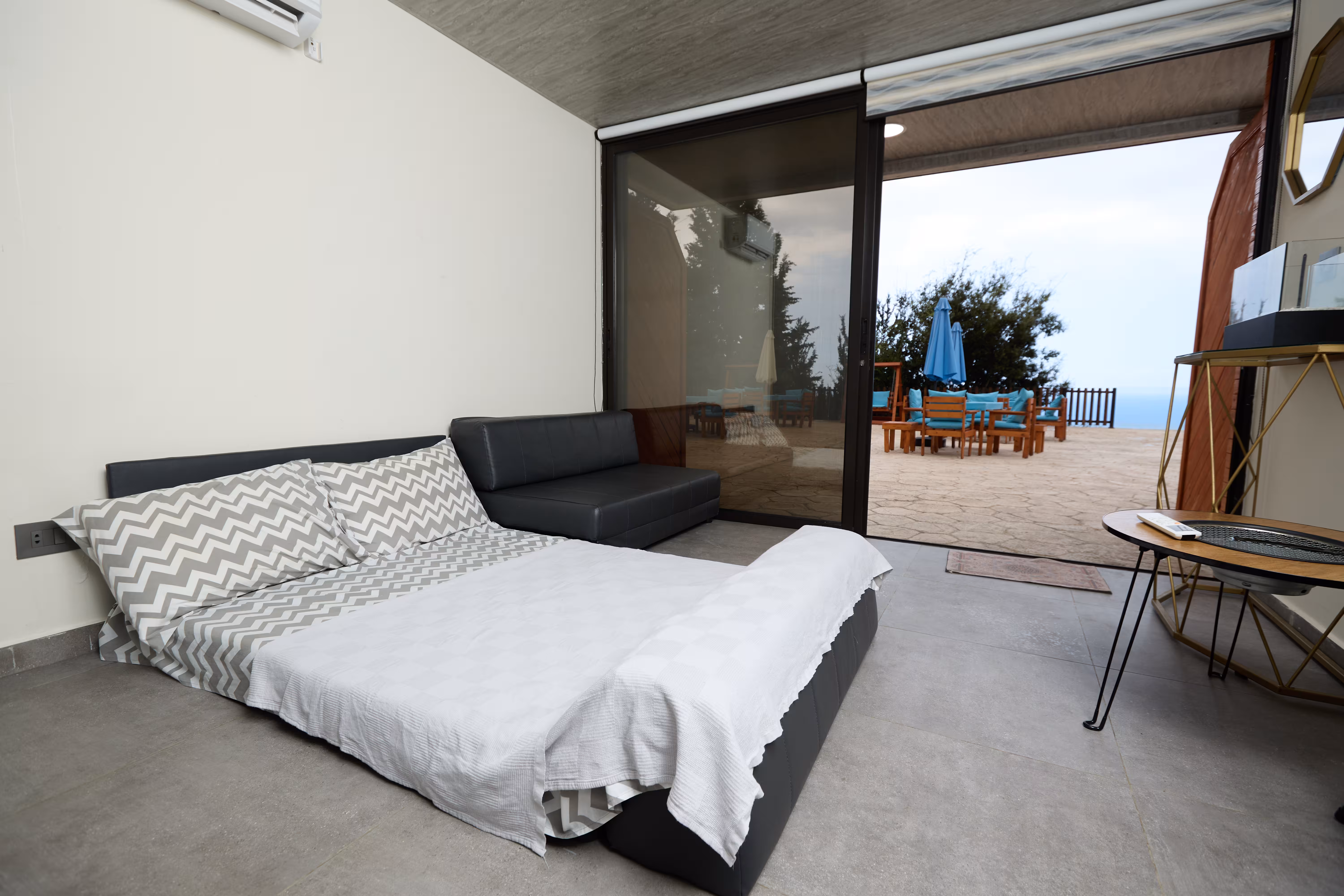 Bungalow & Public Pool View 8