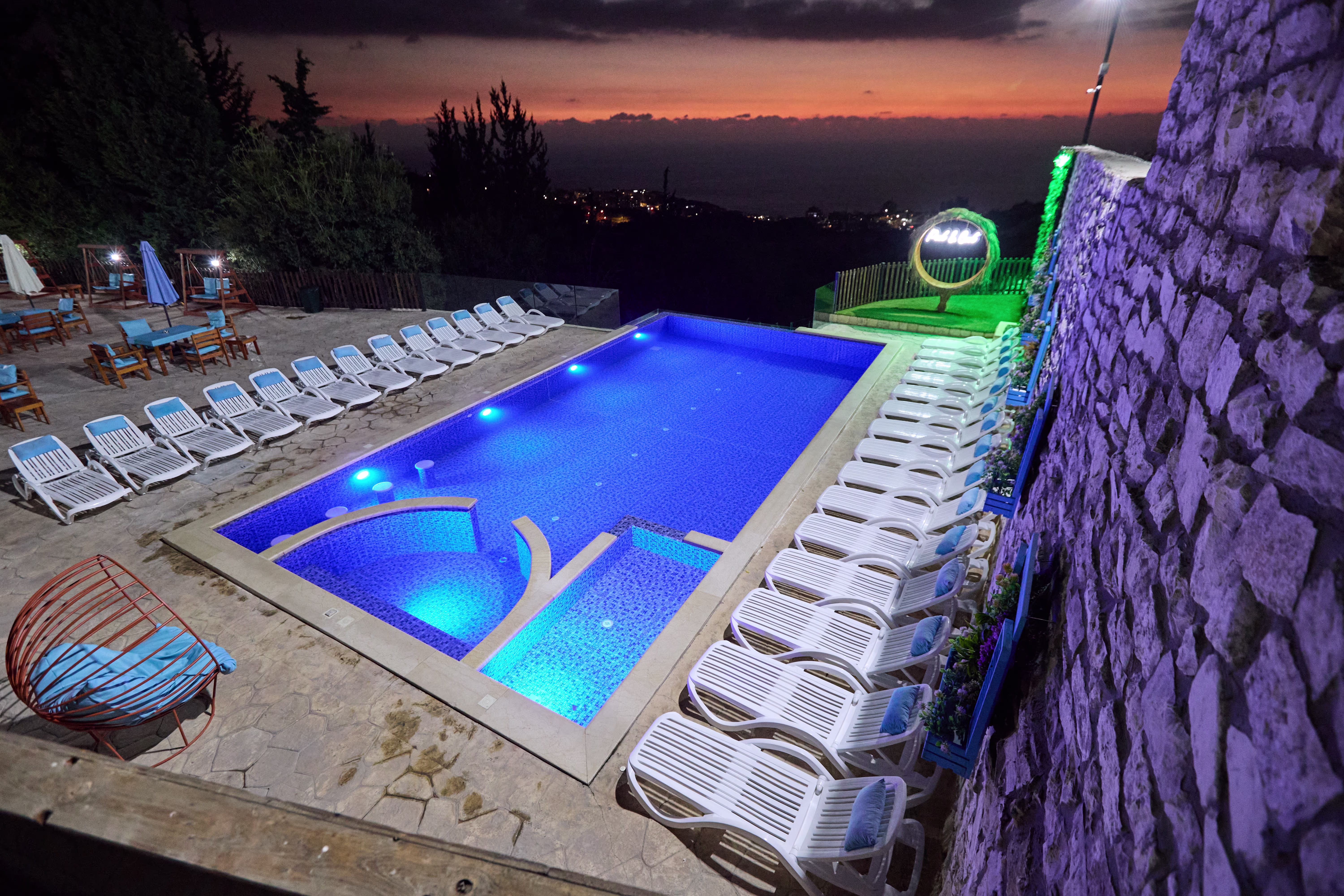 Bungalow & Public Pool View 11