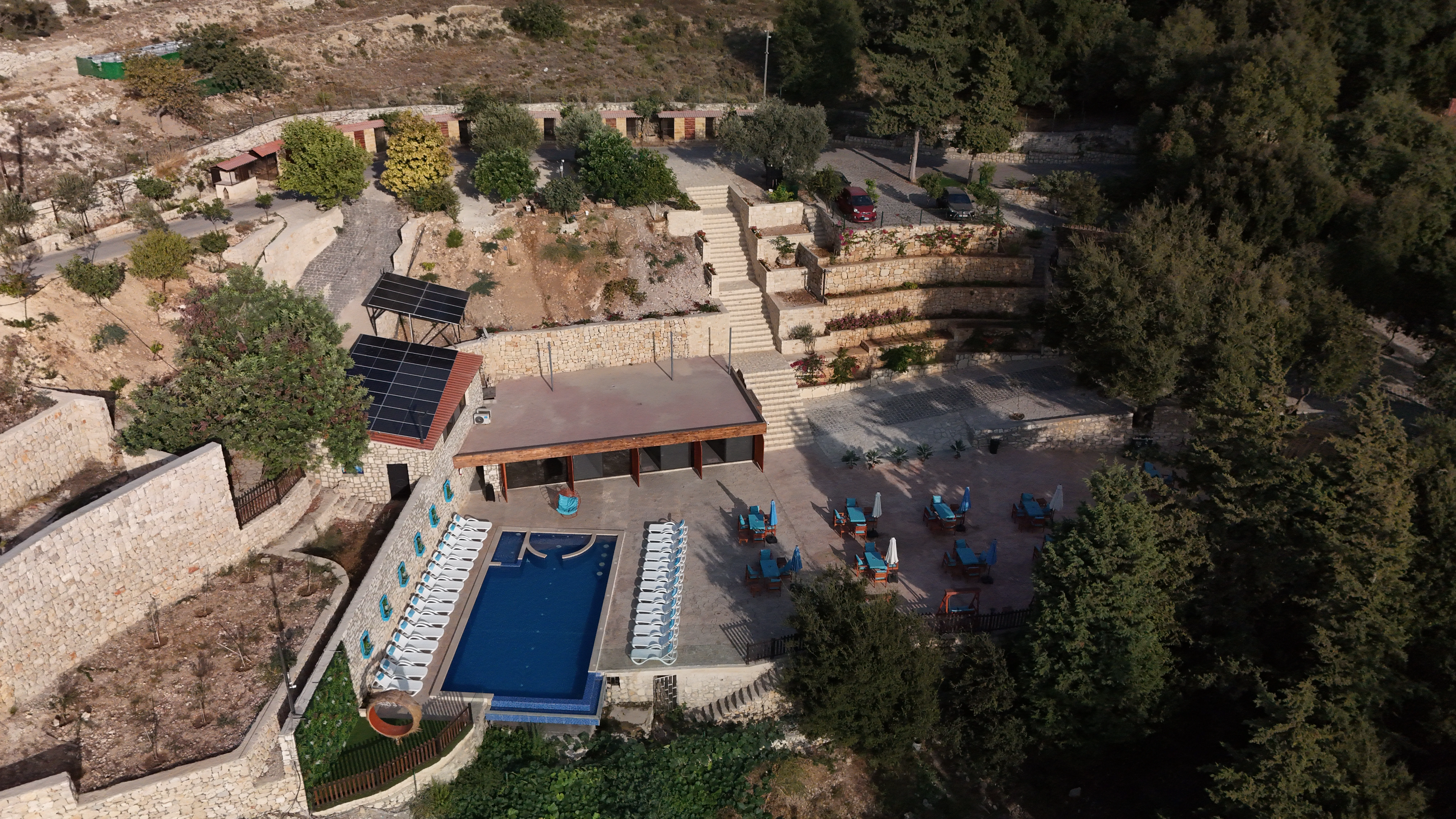 Bungalow & Public Pool View 14