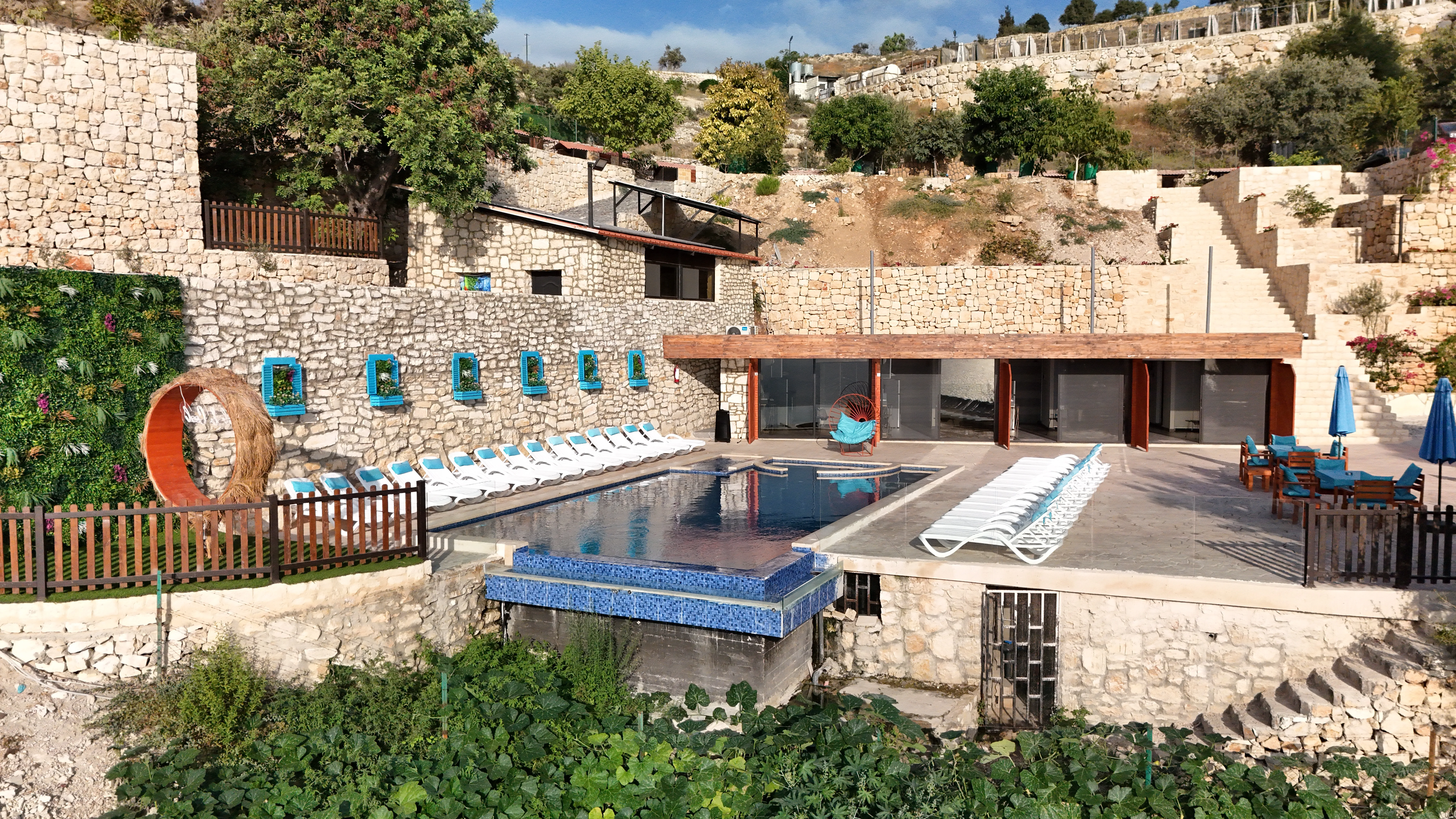 Bungalow & Public Pool View 15