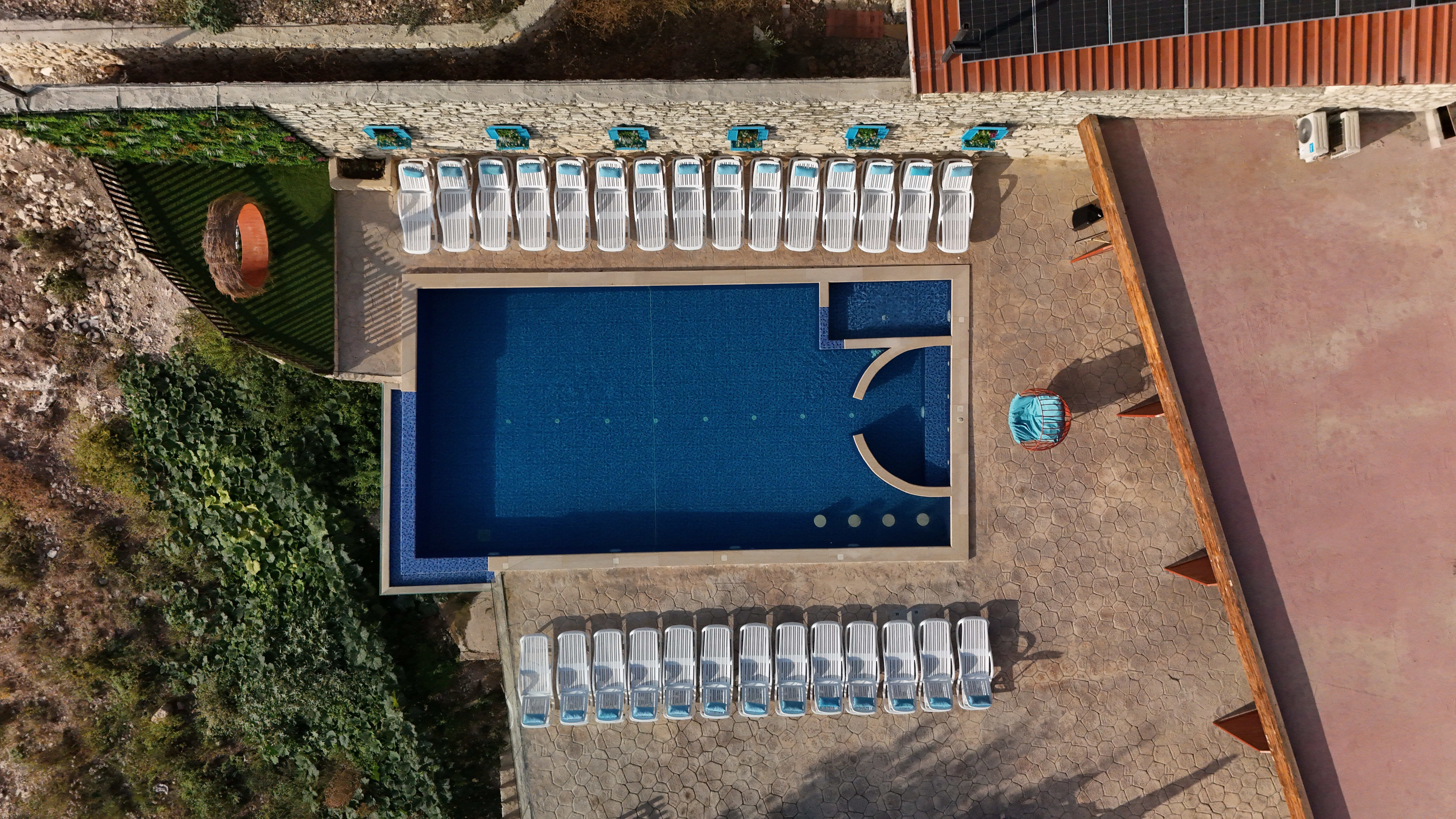 Bungalow & Public Pool View 16