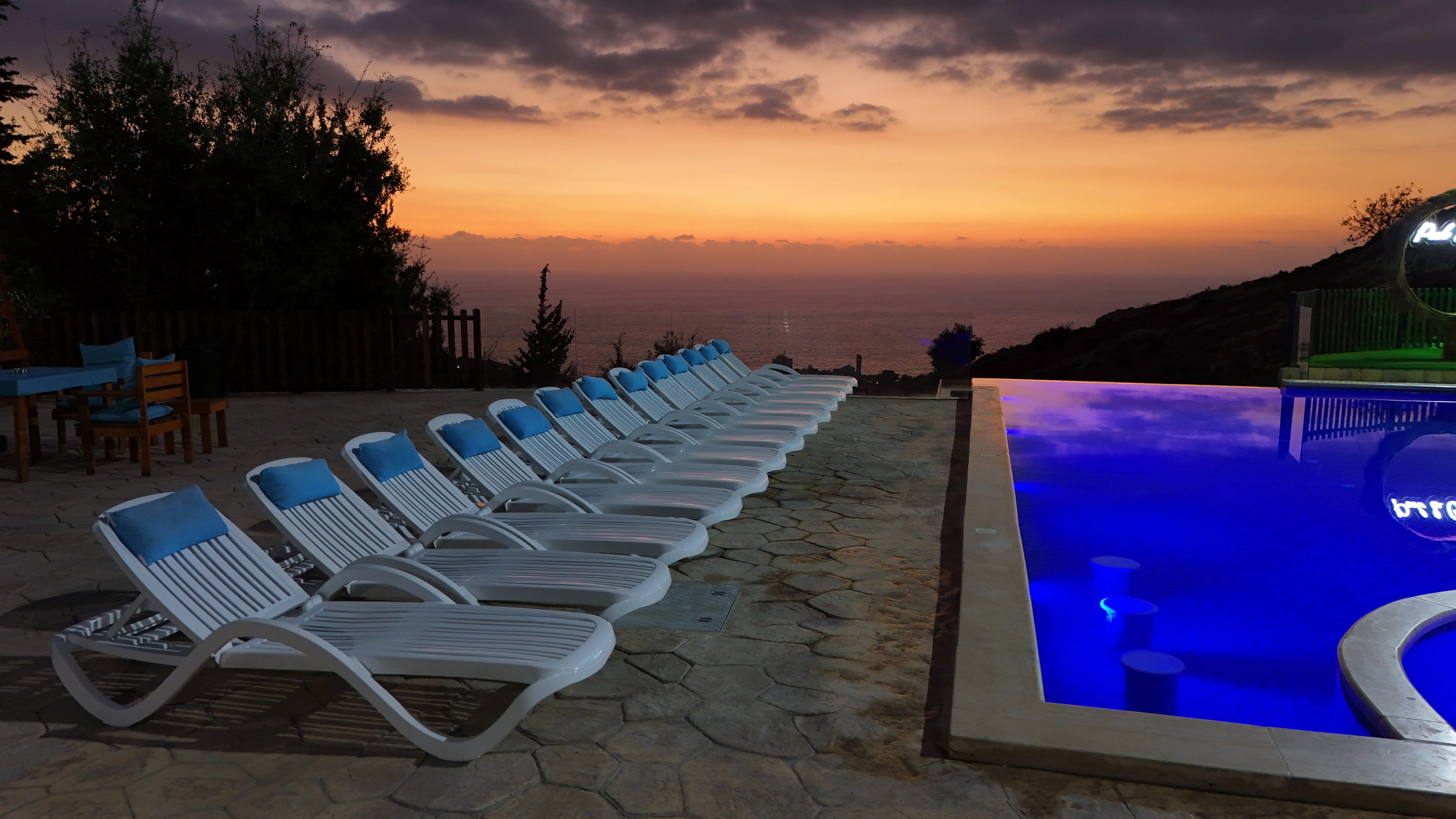 Bungalow & Public Pool View 18