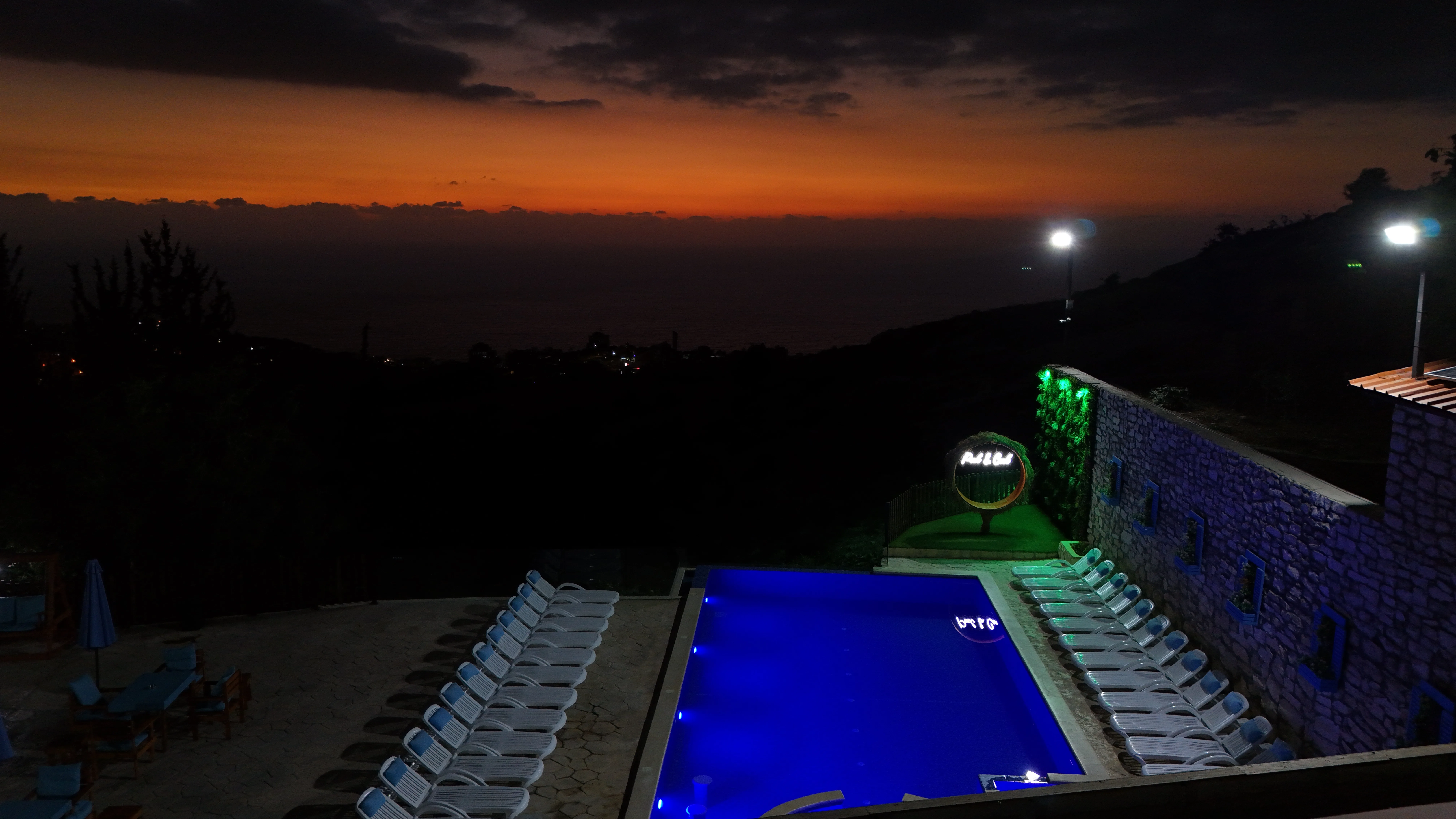 Bungalow & Public Pool View 19