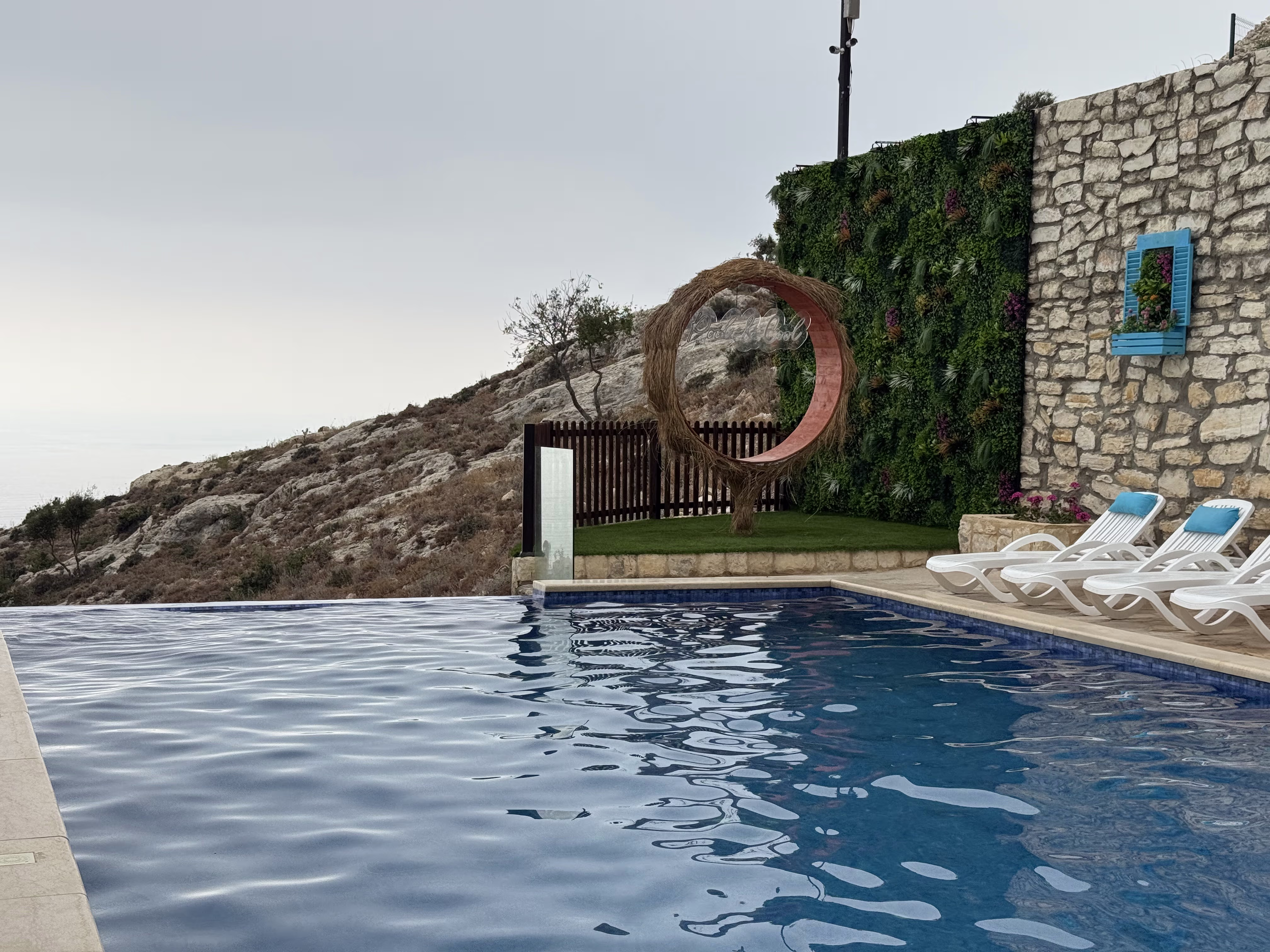 Bungalow & Public Pool View 3